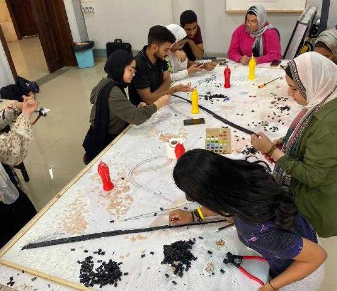طلاب الفنون التطبيقية بالجامعة المصرية الروسية ينفذون جدارية من ”الموزاييك”
